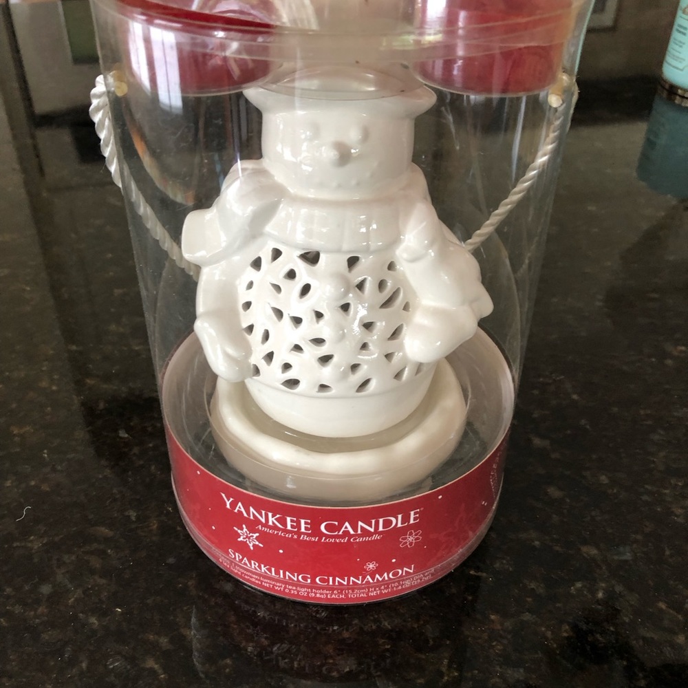 Cinnamon scented SNOWMAN candle votive.